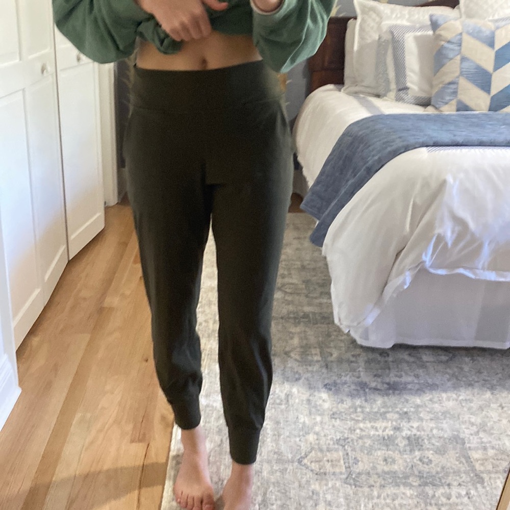 Lululemon size 8 joggers